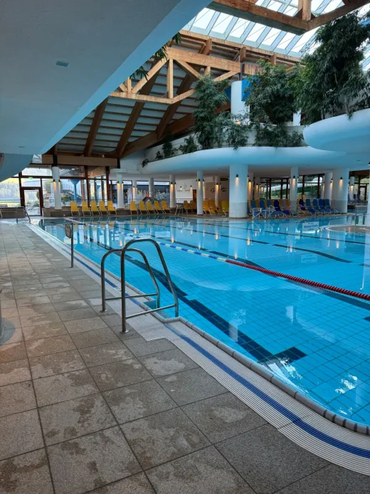 Schwimmbecken im Erlebnisbad Aquaria in Oberstaufen