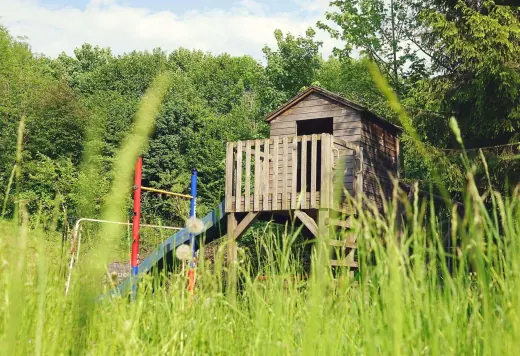 Spielhaus auf der Wiese