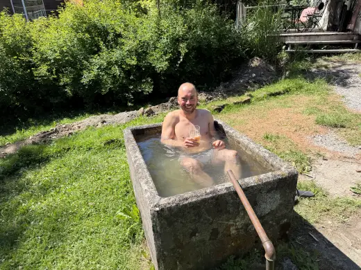 Abkühlung im alten Brunnentrog an einem heißen Sommertag