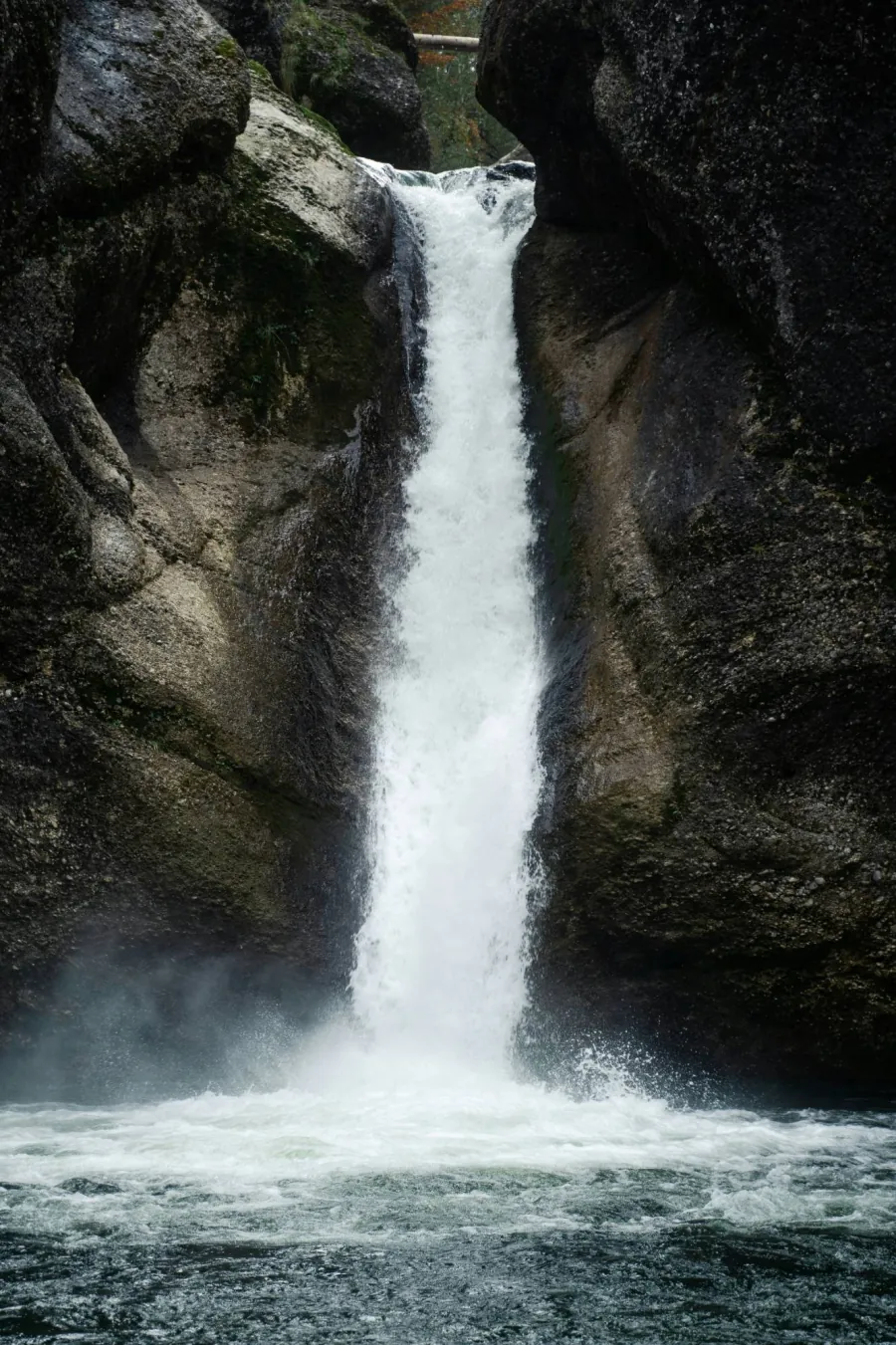 Die Buchenegger Wasserfälle stürzen zwischen Nagelfluh-Felsen in ein Becken