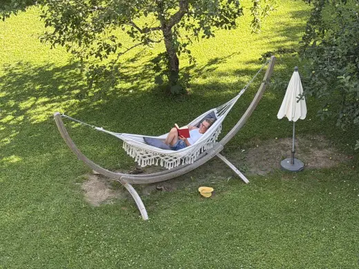 Hängematte auf der Wiese im Garten