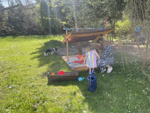 Sandkasten mit Sonnendach im Garten