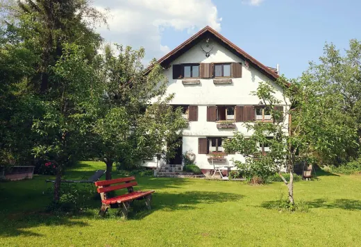 Garten mit Bank vor dem Haus