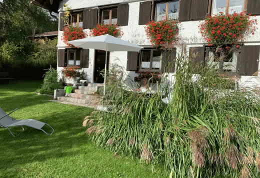 Hauseingang mit Geranien