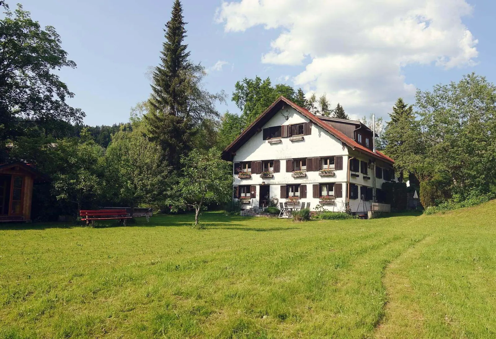 Das Bauernhaus im Sommer mit großer Wiese