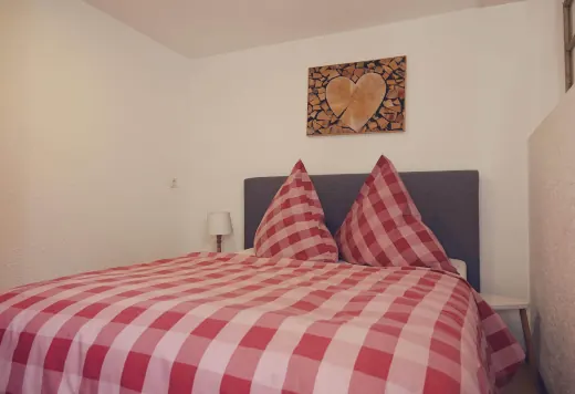 Schlafzimmer mit Boxspringbett 1,40 m
