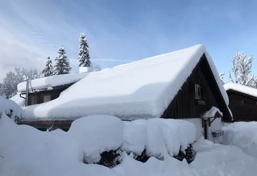 Tief verschneite Hütte