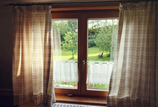 Blick aus dem Fenster in den Garten