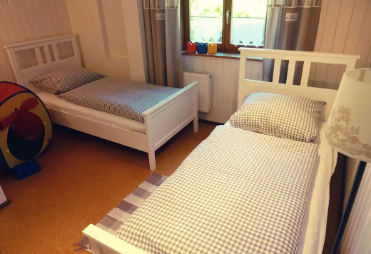 Kinderzimmer mit zwei Einzelbetten