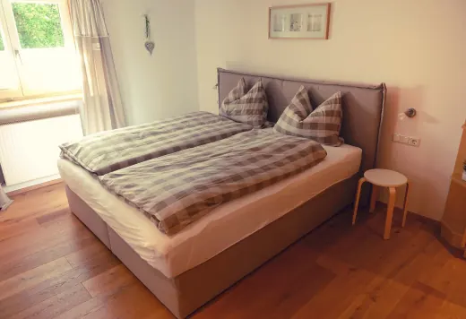 Schlafzimmer mit Boxspringbett 1,80 m