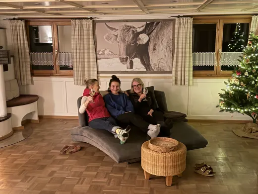Gemütlicher Abend auf dem Sofa in der Stube, mit Christbaum