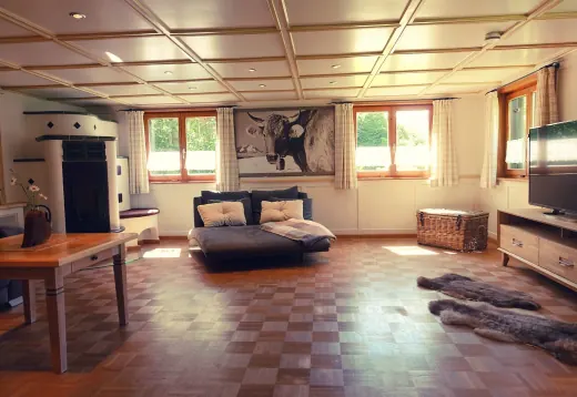 Stube mit Holzkassettendecke und Kachelofen