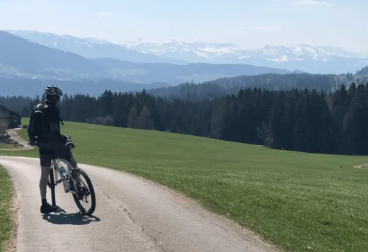 Radfahrer auf einem Weg mit Blick auf die Berge