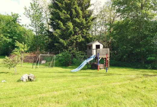 Spielplatz mit Rutsche