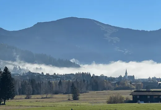 Morgennebel über dem Tal