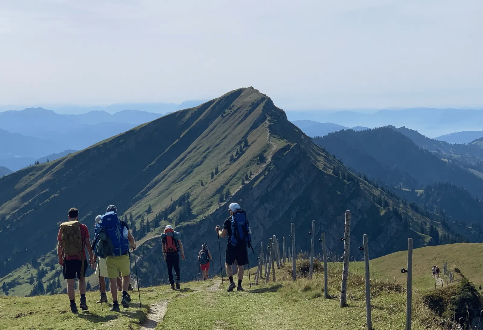 Wanderer auf einem Berggrat im Allgäu